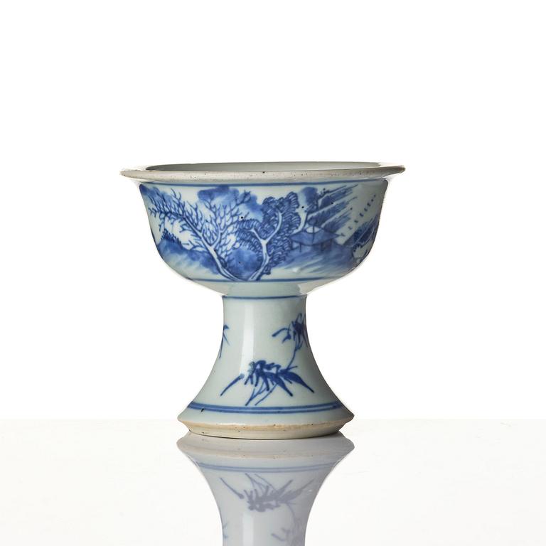 A blue and white stemcup and dish, Transition, 17th century.