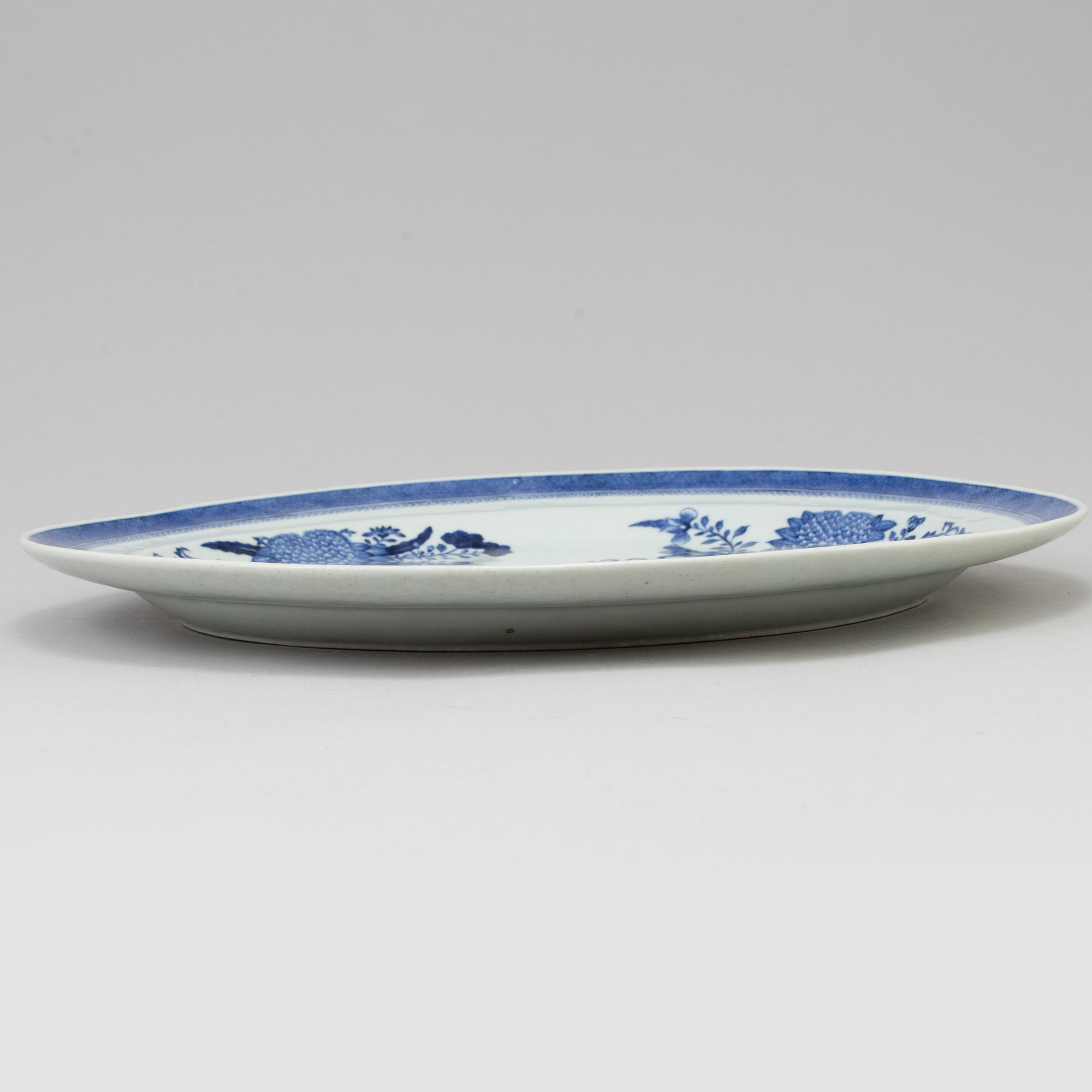 A chinese export blue and white fitz-hugh decorated serving dish. Qing dynasty, Jiaqing (1796-1820).