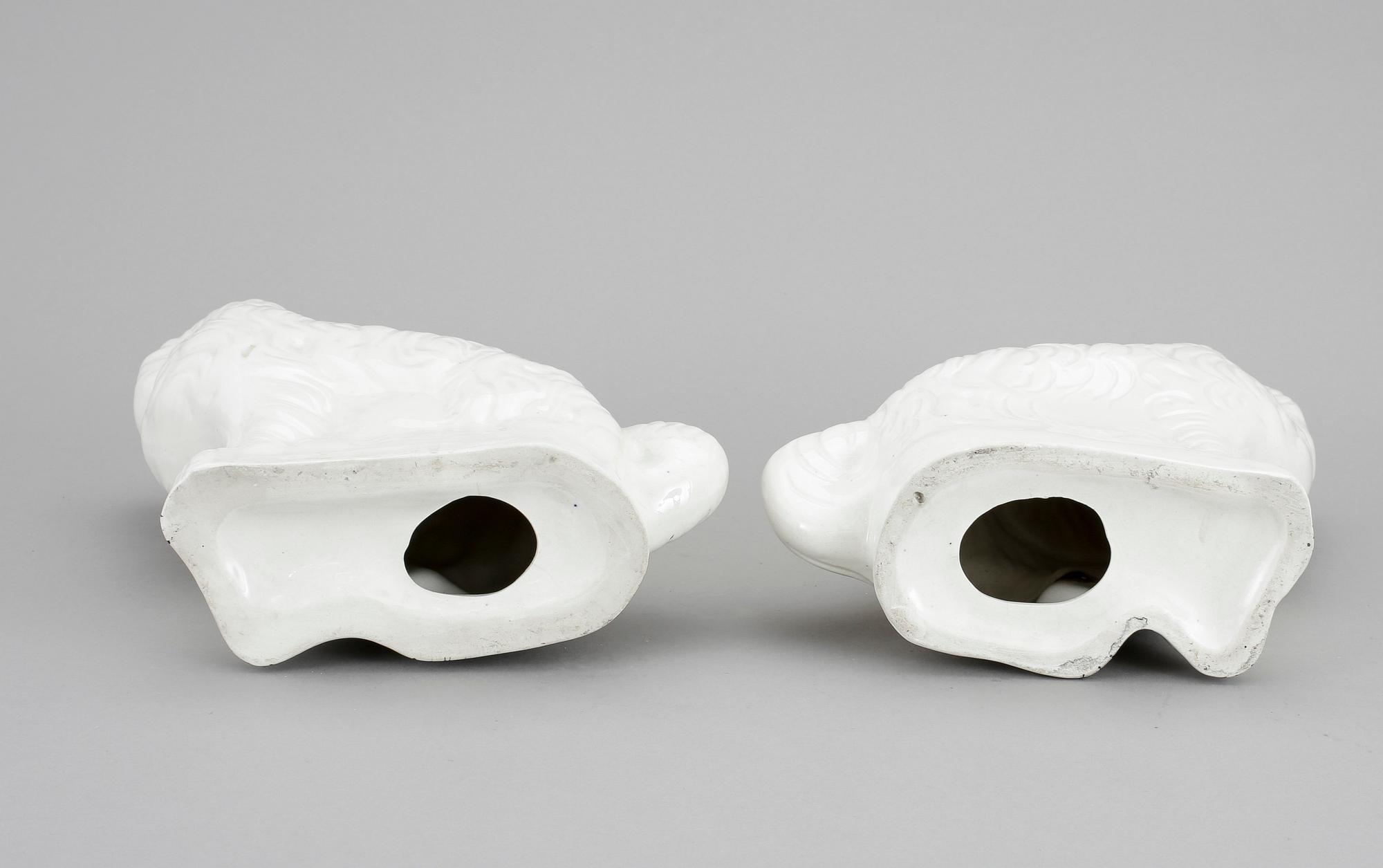 FIGURINER ett par, flintgods, Staffordshire, England, 1900-talets första hälft.,