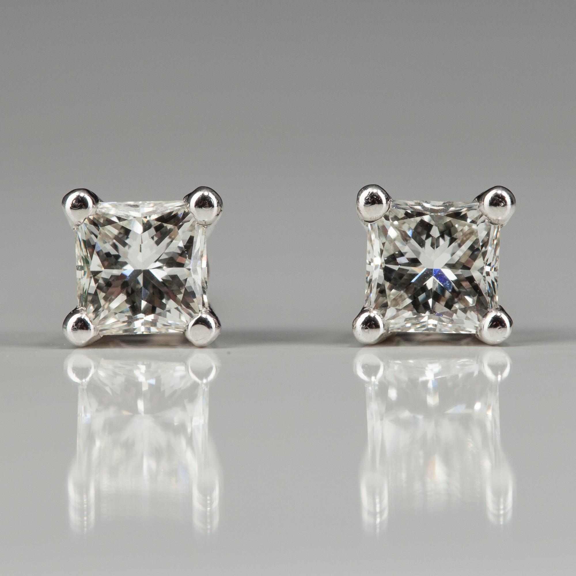 ÖRHÄNGEN, vitguld 18K, prinsesslipade diamanter, tot. 0,50 ct. J/VS. Vikt 1,5 g.