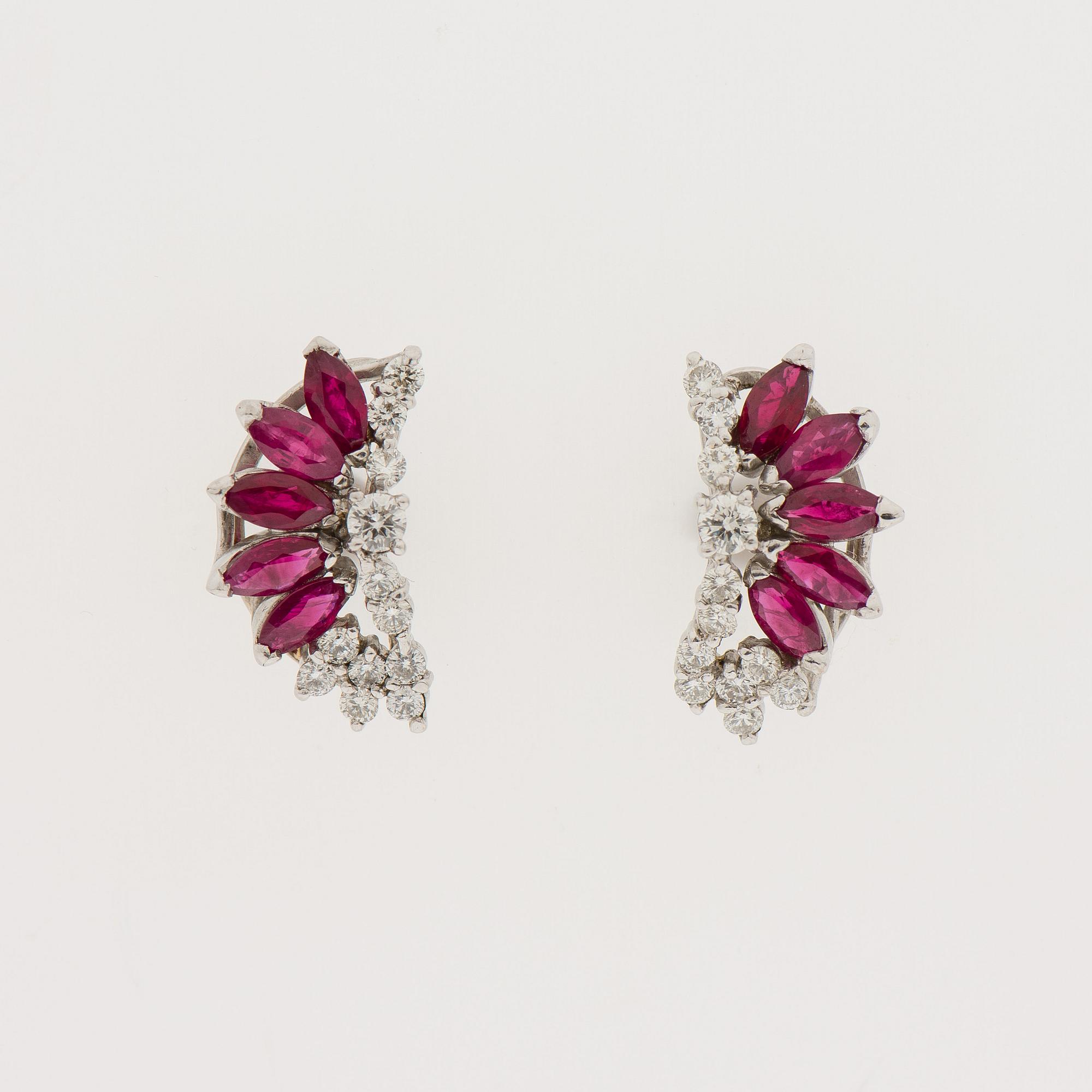 ÖRHÄNGEN, 14K vitguld, briljantslipade diamanter totalt ca 1,08 ct, rubiner ca 1,70 ct. Erkki Nupponen, Helsingfors.