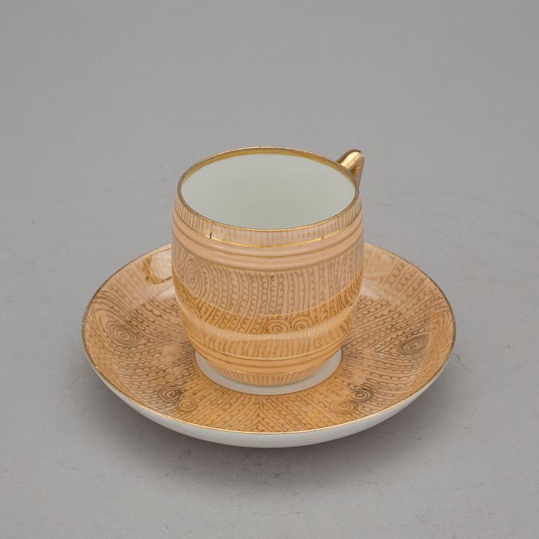 BONBONJÄR och KAFFEKOPP MED FAT, porslin, Kusnetsov, Ryssland, 1800-talets slut.
