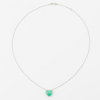 Collier 18K vitguld med hjärtslipad smaragd och briljantslipade diamanter.