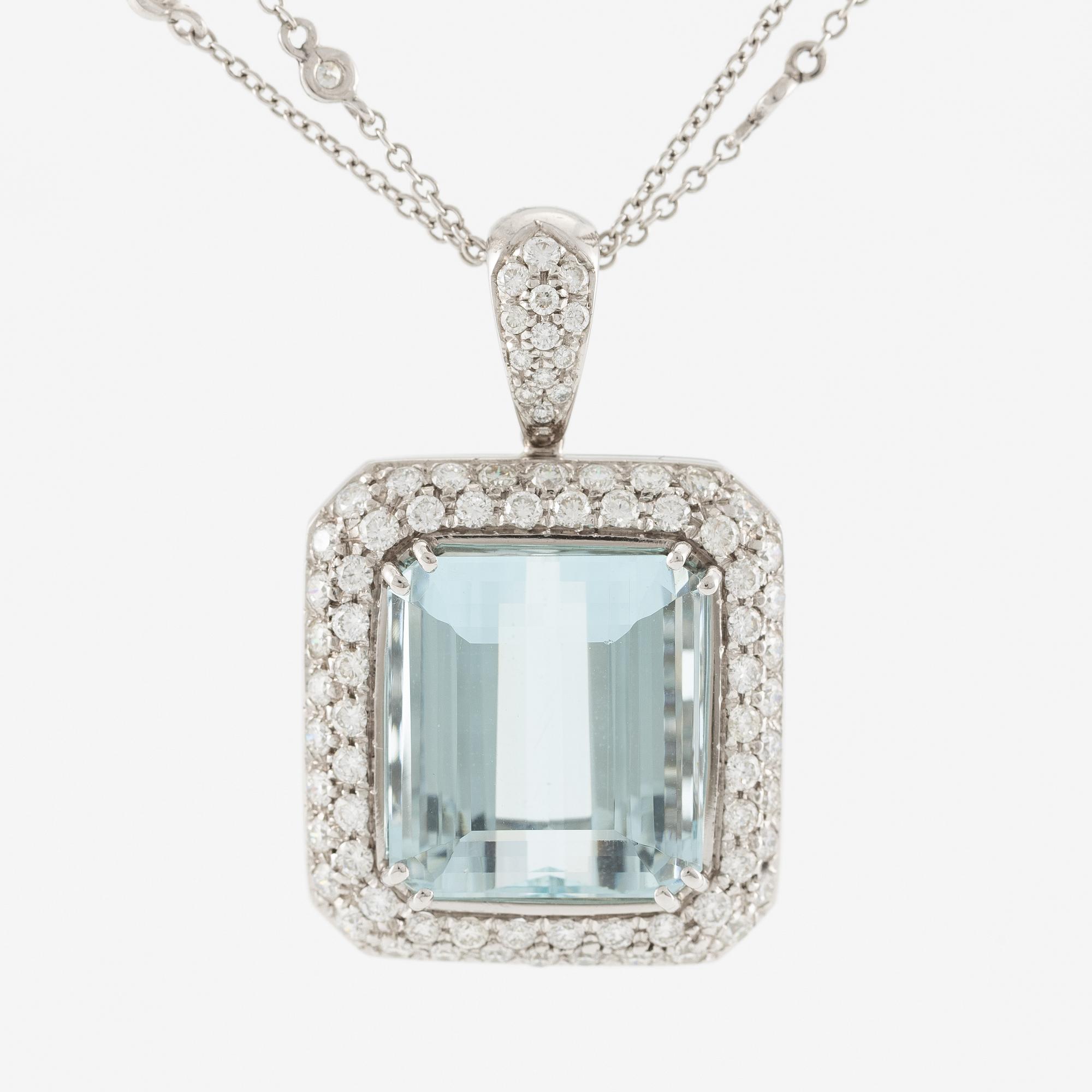 Hänge med kedja 18K vitguld med en trappslipad akvamarin och runda briljantslipade diamanter.