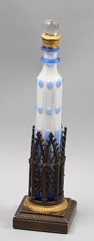 FLAKONG MED STÄLL, mässing, glas, nygotik, 1800-talets mitt, Frankrike/Tyskland.