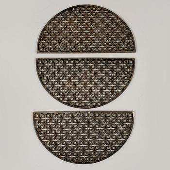 FOTSKRAPOR, 3 st, gjutjärn, 1900-talets andra hälft.