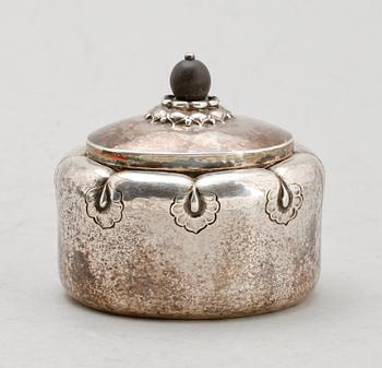 LOCKDOSA, silver, Georg Jensen, Köpenhamn, 1900-talets första hälft. Vikt ca 154 g.