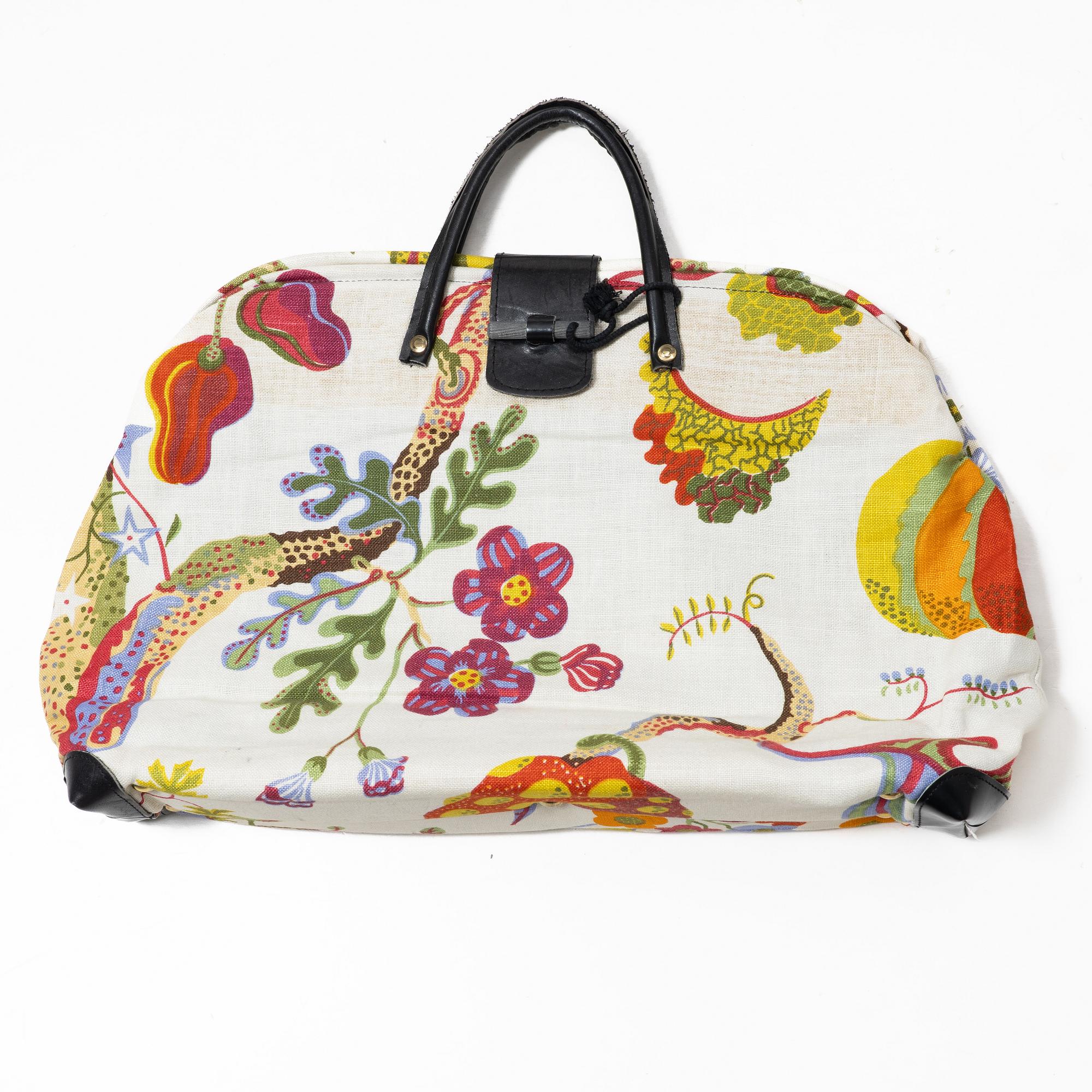 A collection of textiles, as well as a bag, Firm Svenskt Tenn.