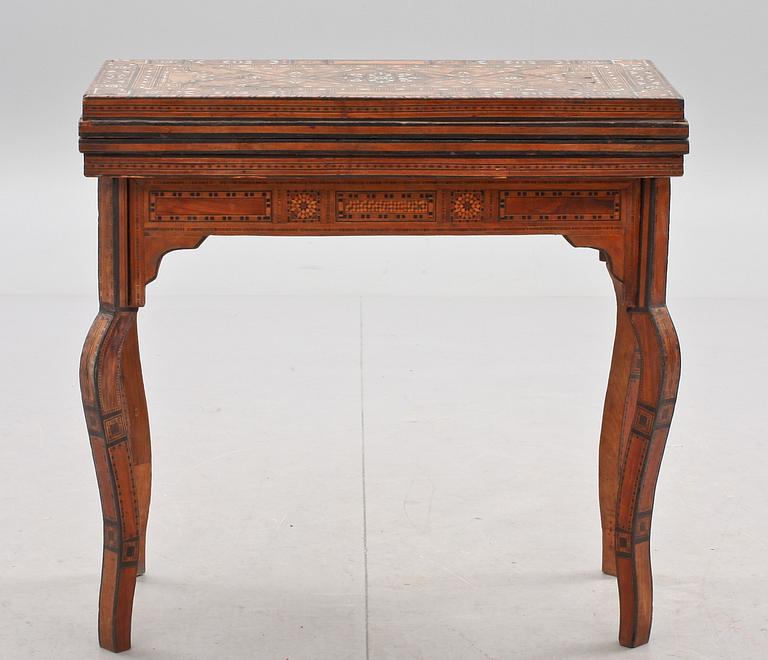 SPELBORD, orientalisk stil, omkr 1900.