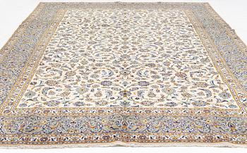 A so called Royal Kashan carpet, ca 423 x 297 cm.