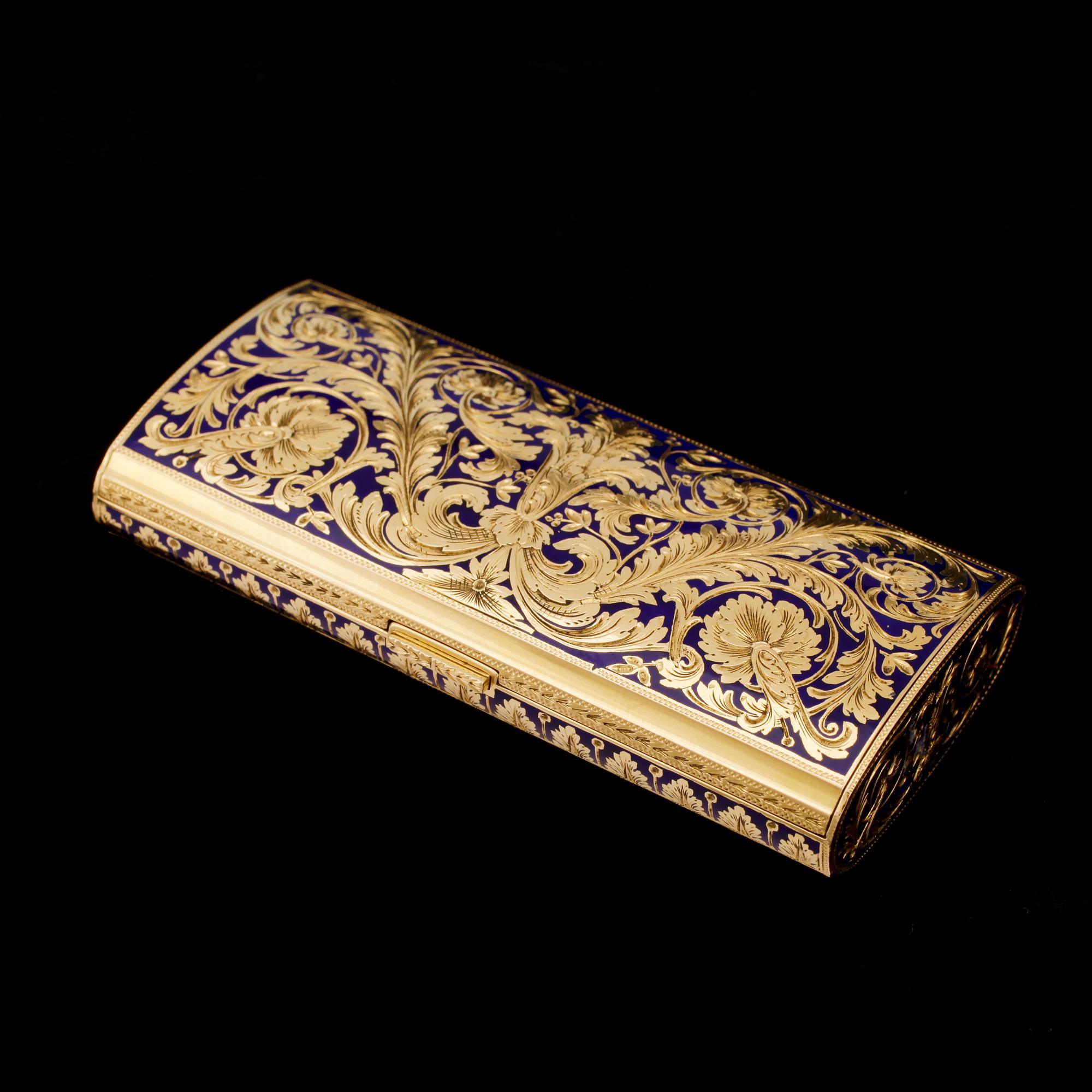 DOSA, 18k guld med blå emalj. 1900-tal. Vikt ca100g.
