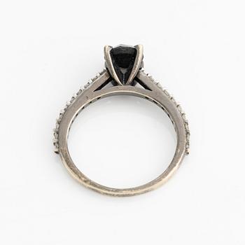 Ring in 18K gold with a black diamond and round brilliant-cut diamonds.