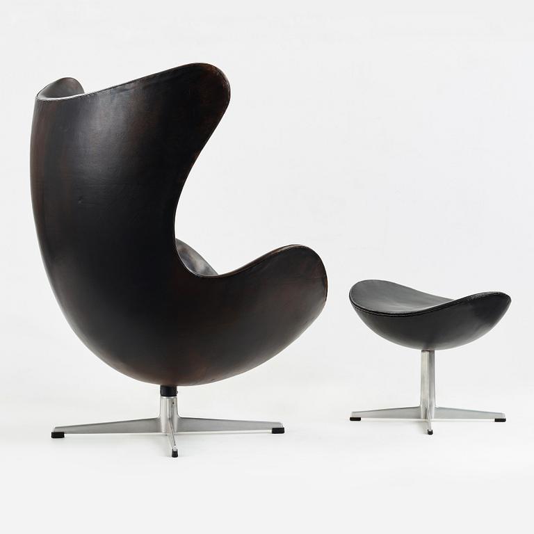 ARNE JACOBSEN, fåtölj "Ägget" med fotpall, Fritz Hansen, Danmark 1960-tal.