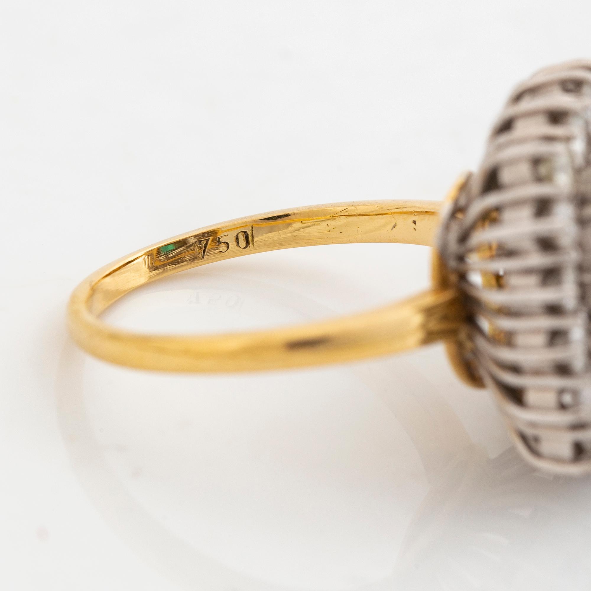 Ring, 18K guld, smaragdslipad smaragd ca 2 ct, med 32 briljantslipade diamanter totalt ca 2 ct.
