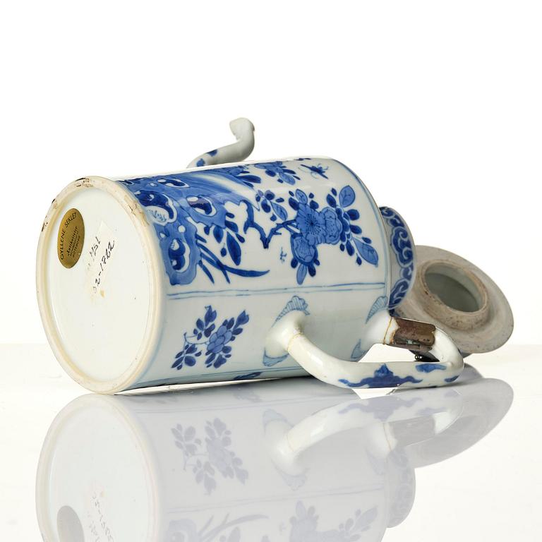 A blue and white tea pot with cover, Qing dynasty, Kangxi (1662-1722).