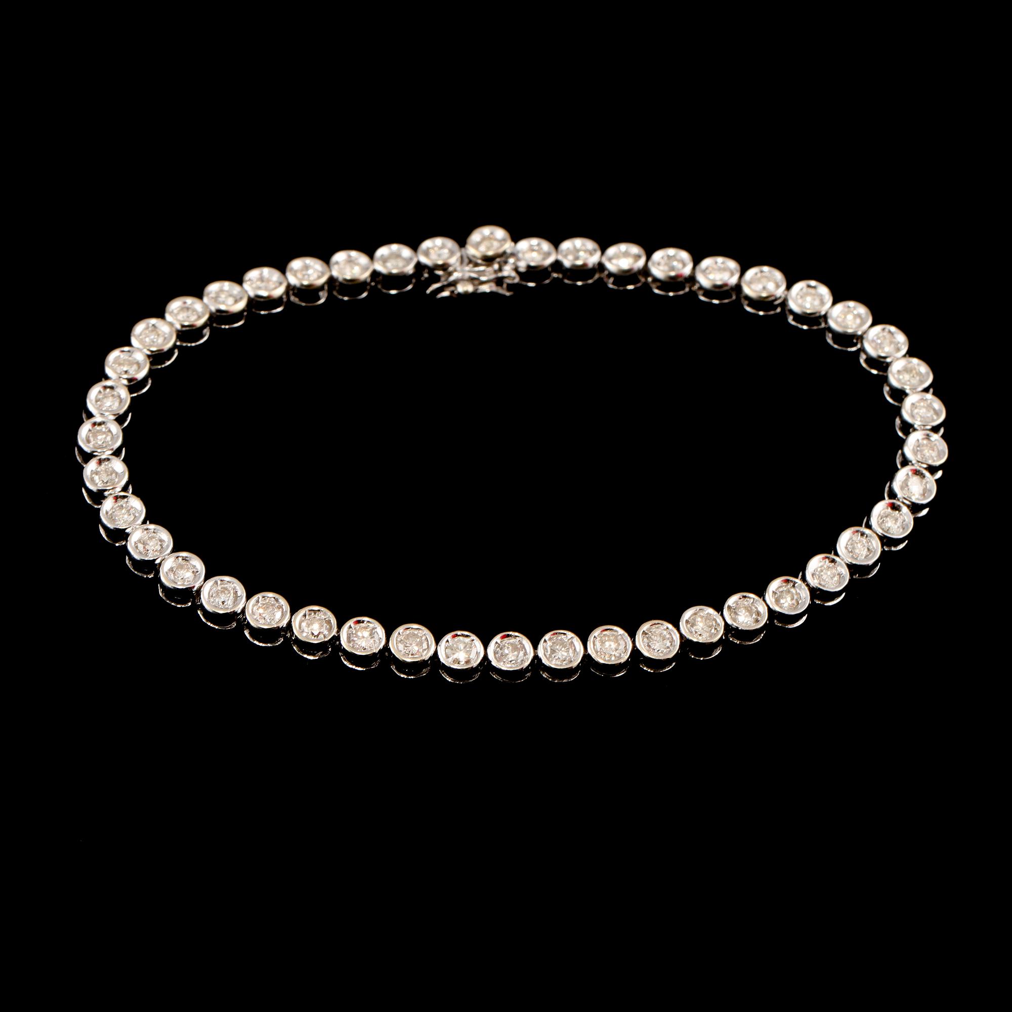 ARMBAND, 18k vitguld med briljantslipade diamanter, totalt 2.00 ct. Vikt 10 g.