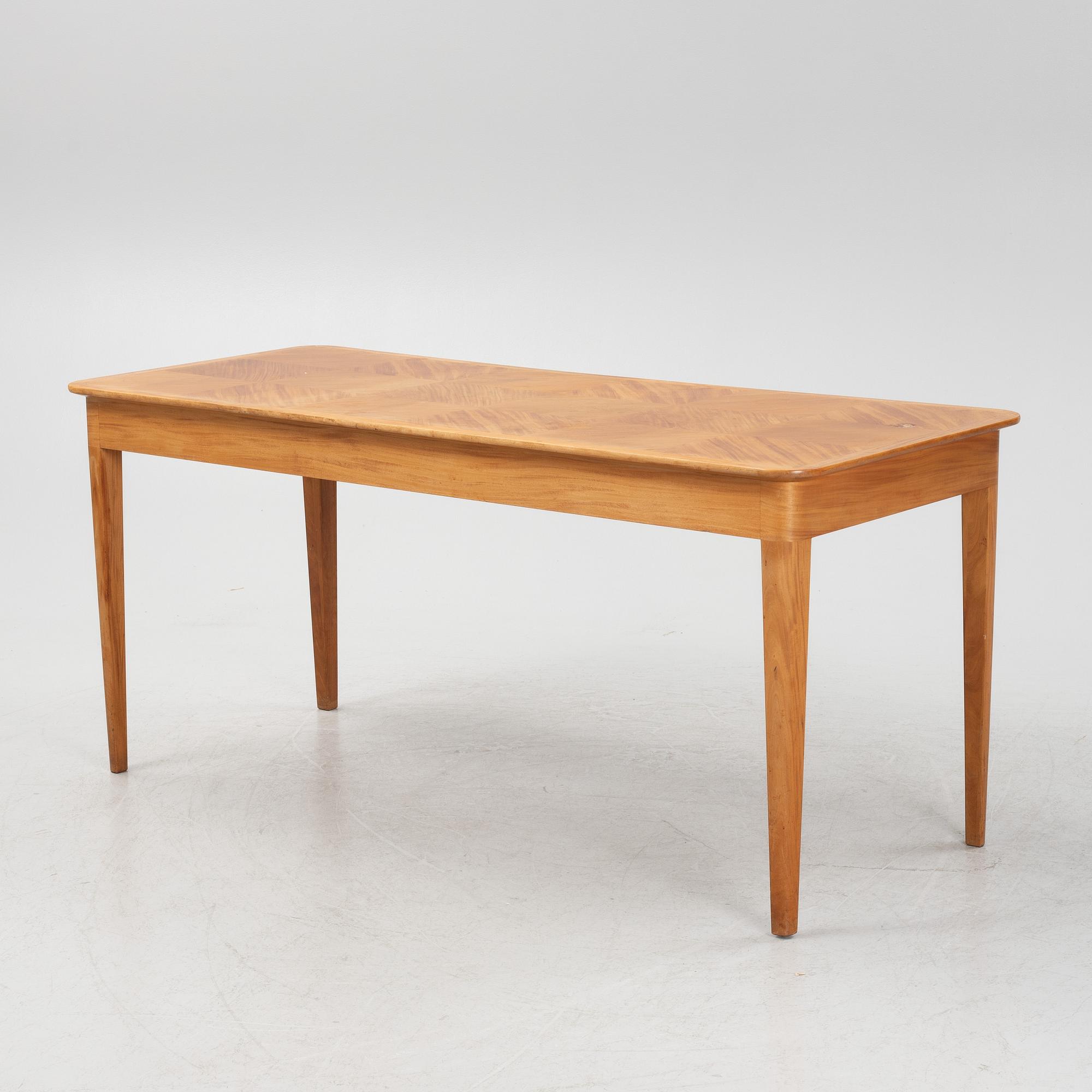 A mahogany veneered writing desk, 20th Century.