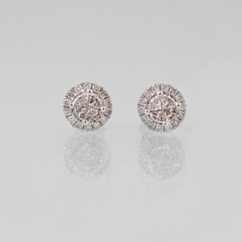 ÖRHÄNGEN, 18K vitguld med briljant och triangelslipade diamanter ca 0.54 ct. Vikt 1,7 gram.