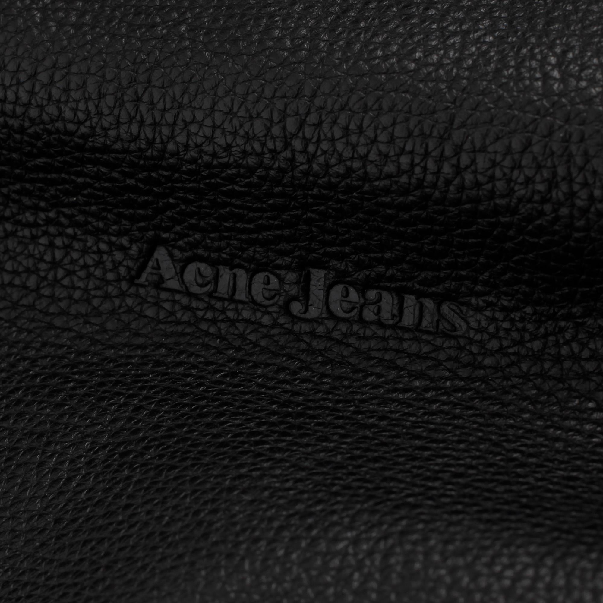 VÄSKA, Acne.