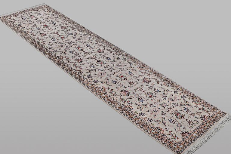 A runner carpet, Kashan, ca 380 x 86 cm.