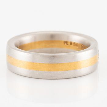 Ring in platinum and 18K gold set with a brilliant-cut diamond.