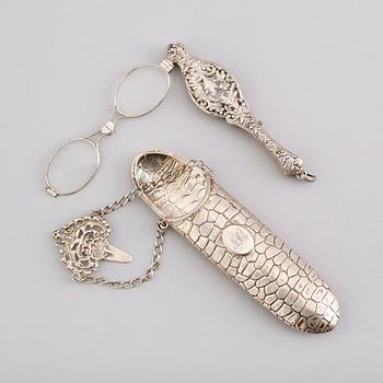 FODRAL samt LORGNETTE, silver. Total vikt ca 82 gram.