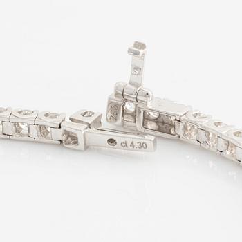 Tennis bracelet with brilliant-cut diamonds.