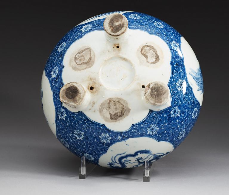 A large blue and white tripod censer, late Qing dynasty.