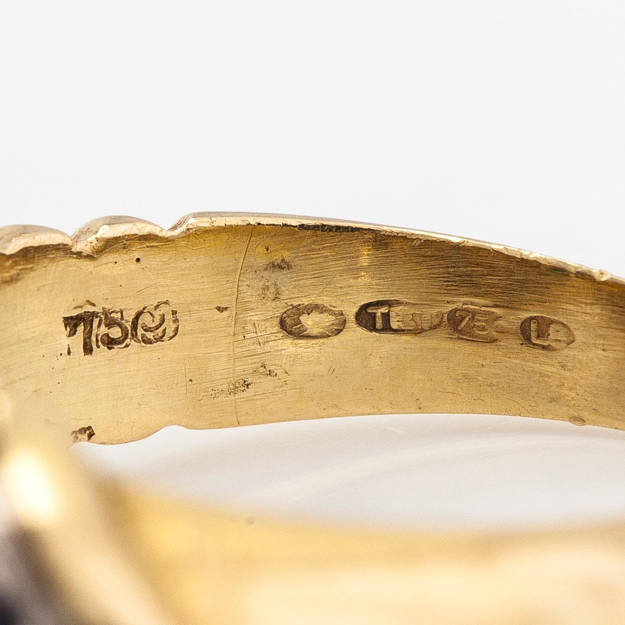 Ring, 18K guld, safirer, smaragder och diamanter ca 0.21 ct tot.