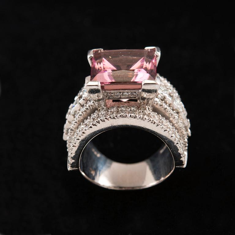 A RING, tourmaline ca 11.50 ct princess- and brilliant cut diamonds c. 2.20 ct H/si. 18K white gold. Weight 29 g.