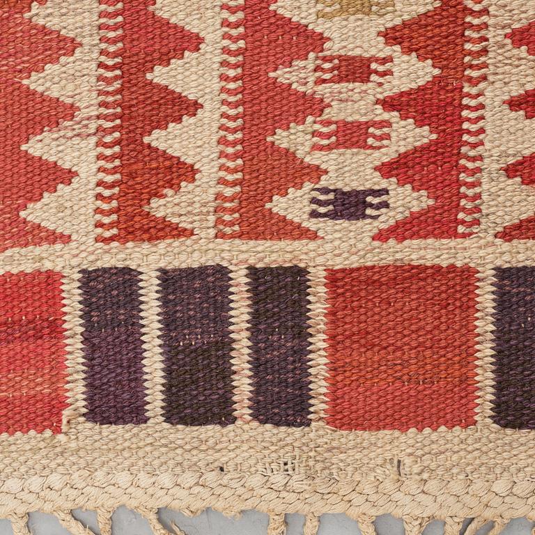 Barbro Nilsson, Matto, "Salerno röd", flat weave, ca 387-390,5 x 257,5-266 cm, signed AB MMF BN.