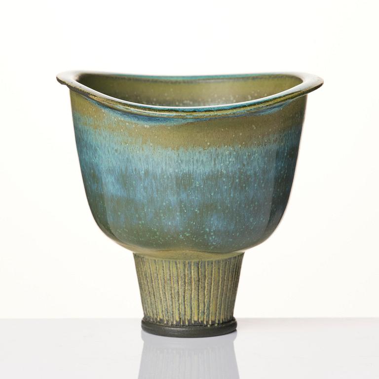 Wilhelm Kåge, a set of three Farsta stoneware footed bowls, Gustavsberg Studio 1950s.