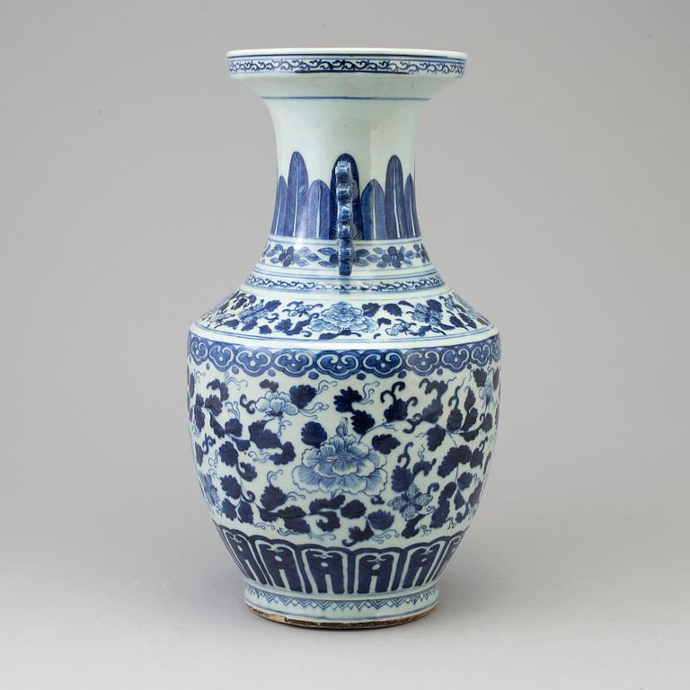 A large blue and white porcelain vase, Qing dynasty, late 18th/early 19th century.
