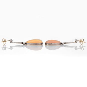Ett par örhängen med droppformade opaler och gammalslipade diamanter.