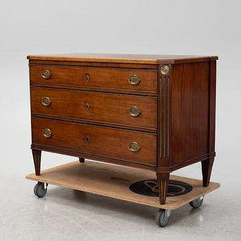 A late Gustavian chest of drawers, around 1800.