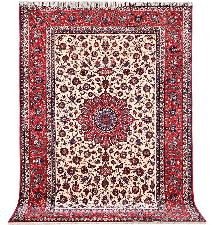 An Esfahan carpet, c. 320 x 208 cm.