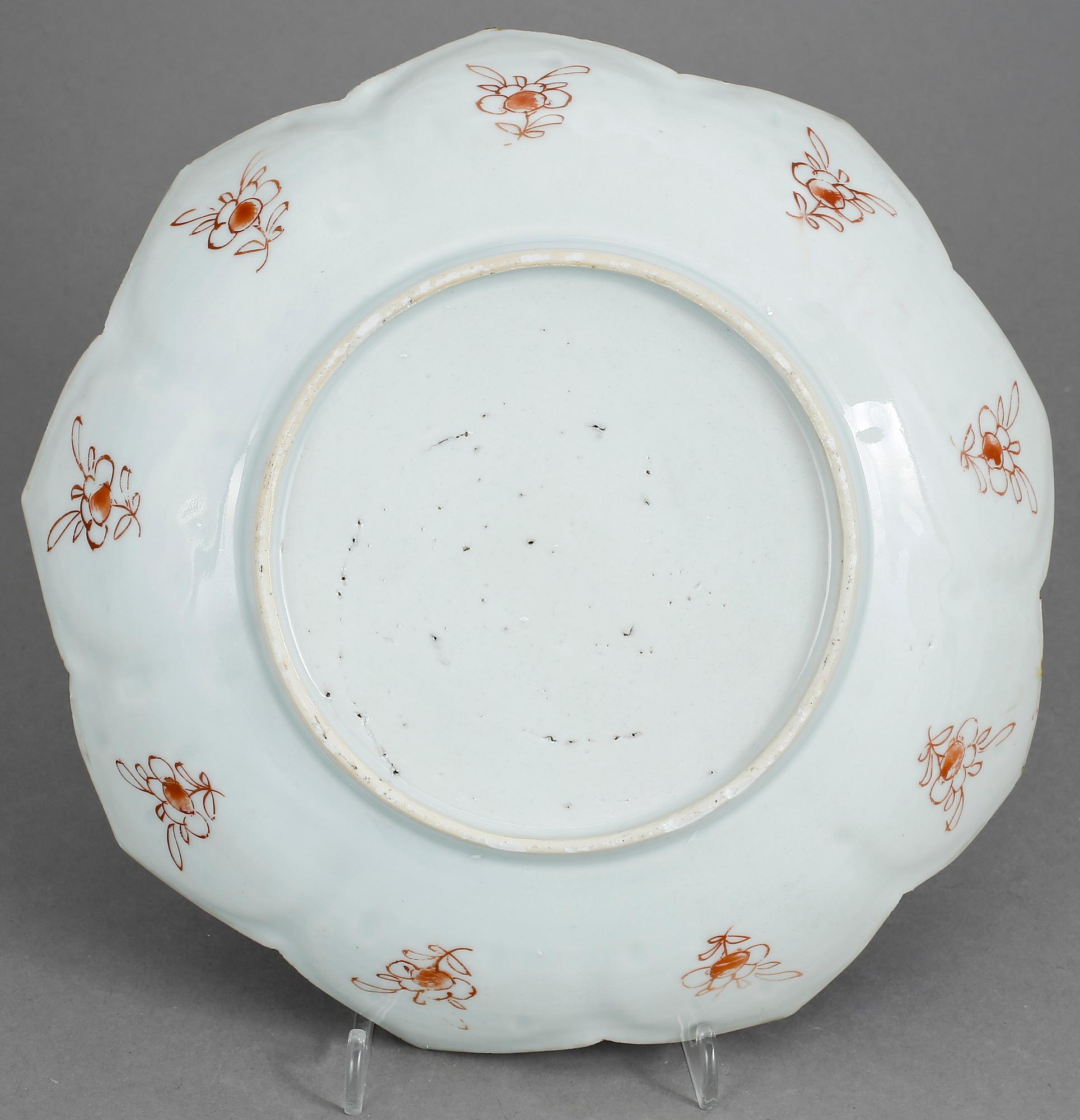 TALLRIKAR, ett par samt SKÅLFAT, porslin, Kina, 1700-tal.