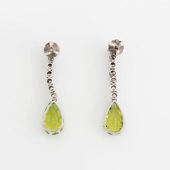 Ett par örhängen 18K vitguld med fasettslipade peridoter och runda briljantslipade diamanter.