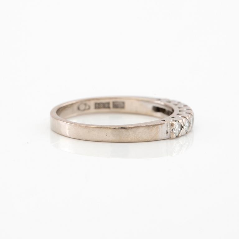 Ring halvallians 18K vitguld med runda briljantslipade diamanter.