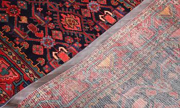 A Hamadan runner, approx. 432 x 110 cm.