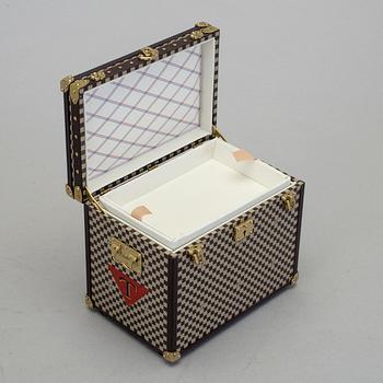 SKRIN / MINIATYRKOFFERT, "Mini Malle Chapeaux", Louis Vuitton, 2012.
