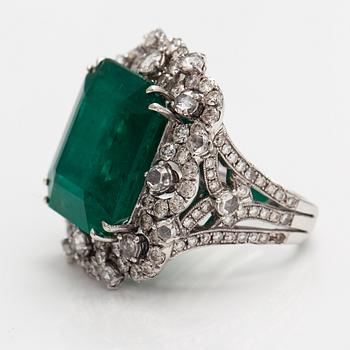 Cocktailsormus, 18K valkokultaa, smaragdi n. 20.37 ct ja ruusu- ja briljanttihiottuja timantteja n. 2.72 ct yht.