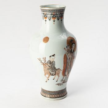 A porcelain vase, China, mid/second half of the 20th century.