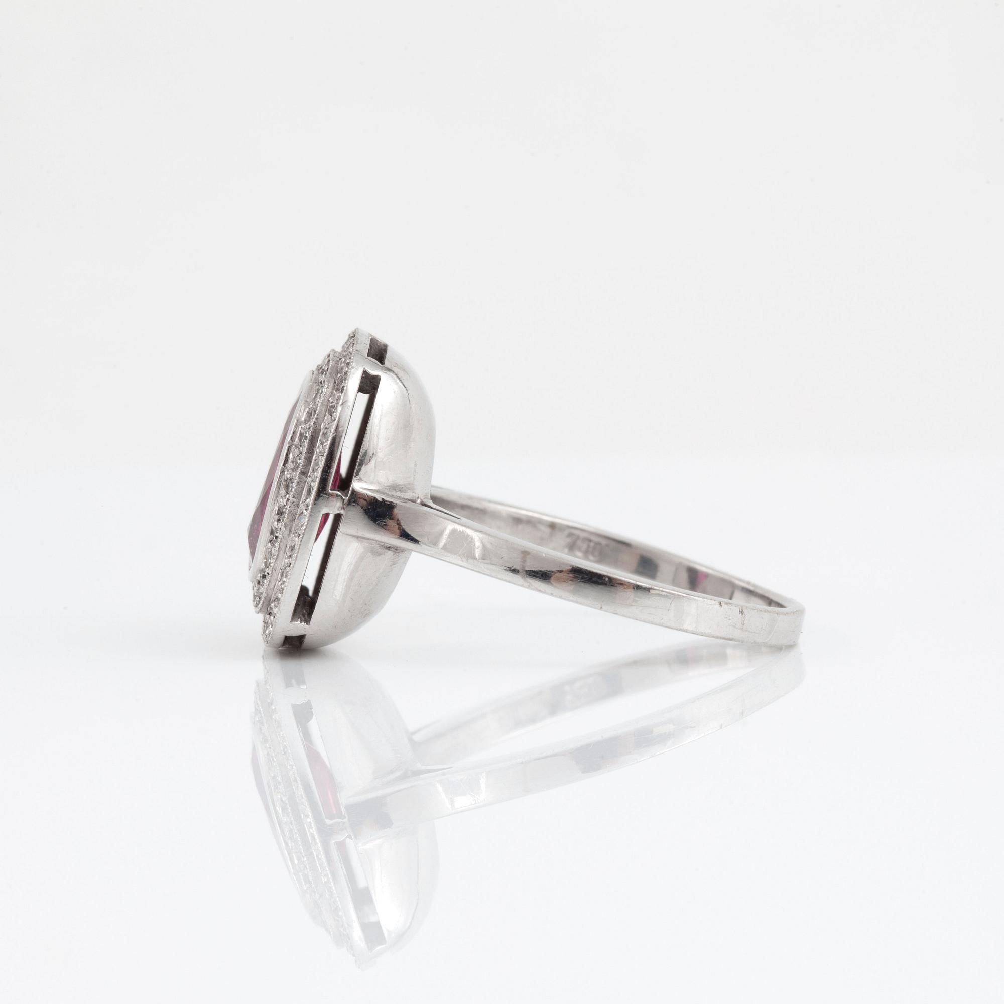 RING med en rubin, ca 2.50 ct, och diamanter.