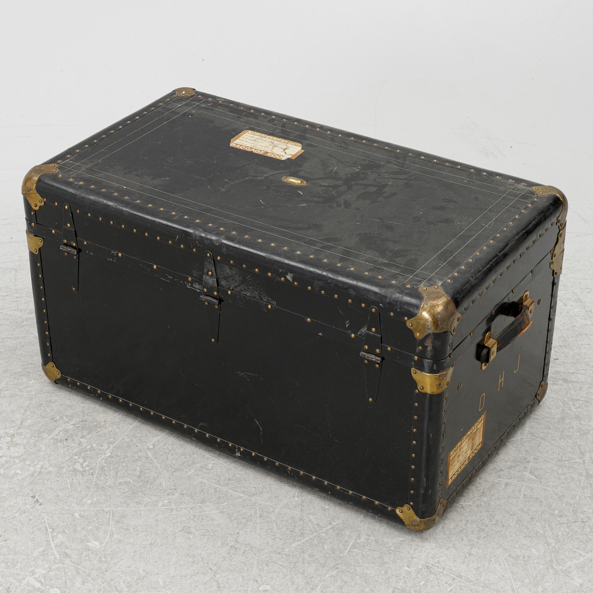 A trunk, first half of the 20th century.