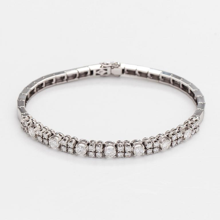 Armband, 14K vitguld med briljantslipade diamanter, Importstämplad A. Tillander 1975.