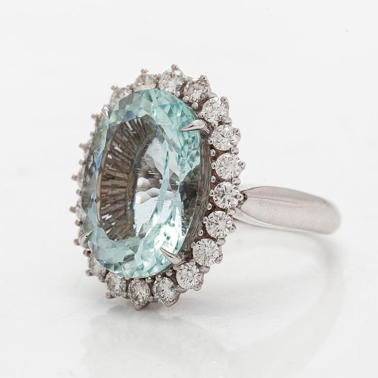 Sormus, viistehiottu akvamariini, briljanttihiotut timantit, 18K valkokultaa.