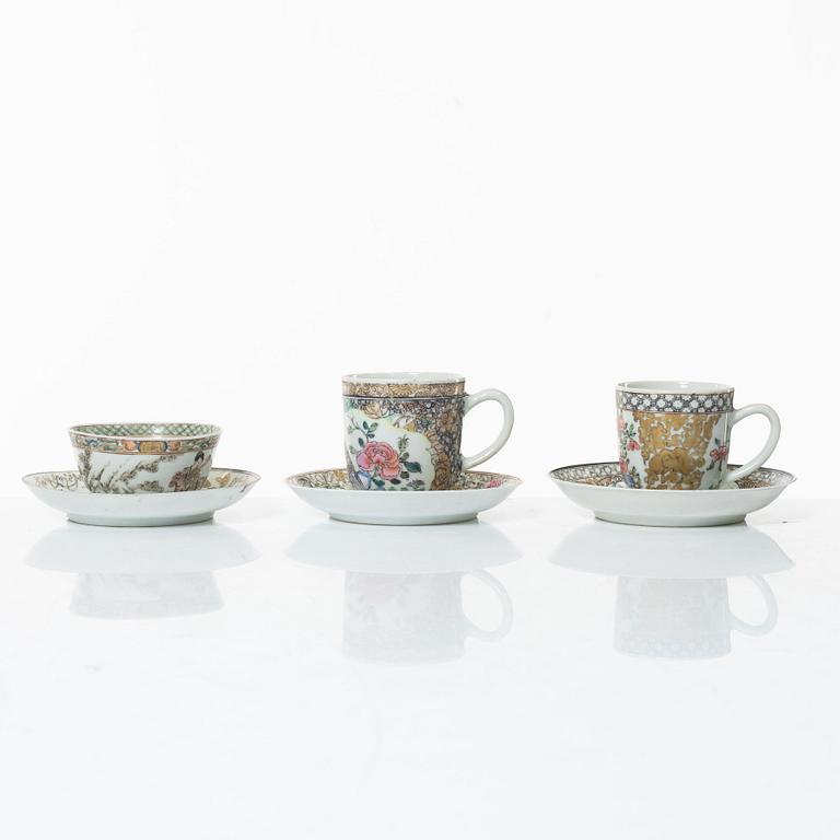 Koppar med fat, tre stycken, porslin, Kina, Qingdynastin, 1700-tal.