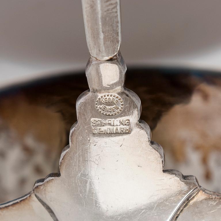 Georg Jensen, Kastikekauhoja, pari "Dronning/Acanthus", ja pullonavaaja, "Konge/Achorn" sterlinghopeaa, vuoden 1945 jälkeen.