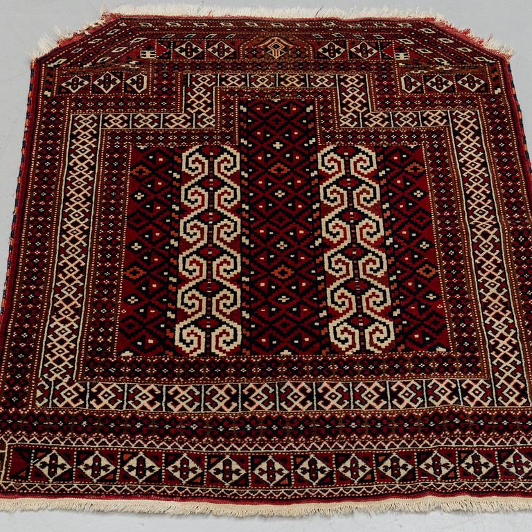 A RUG, semi-antique, Namazlyk, Turkmen, circa 115 x 91 cm.